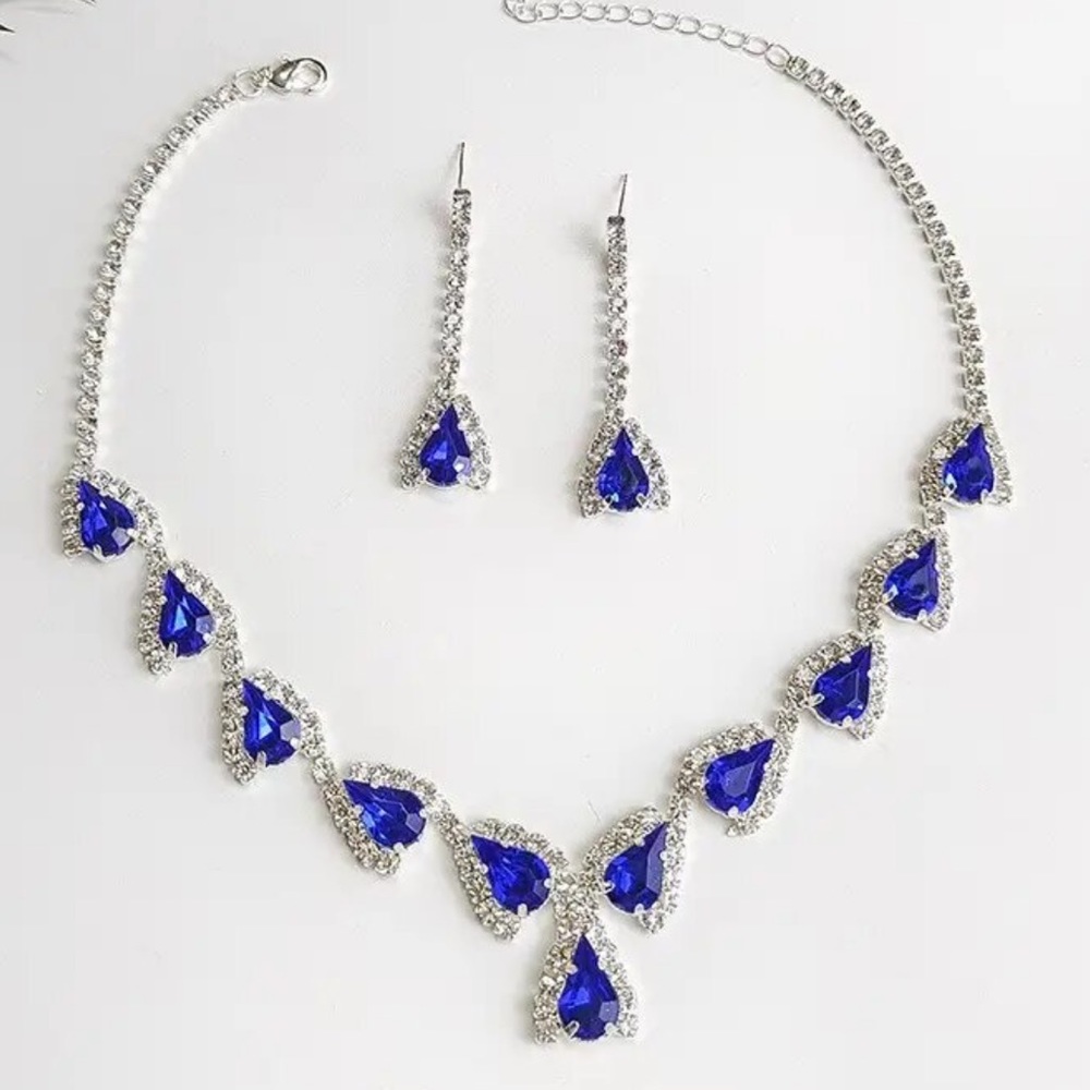 Amazing blue sapphire colored crystal stone necklace and earring set (2 piece)